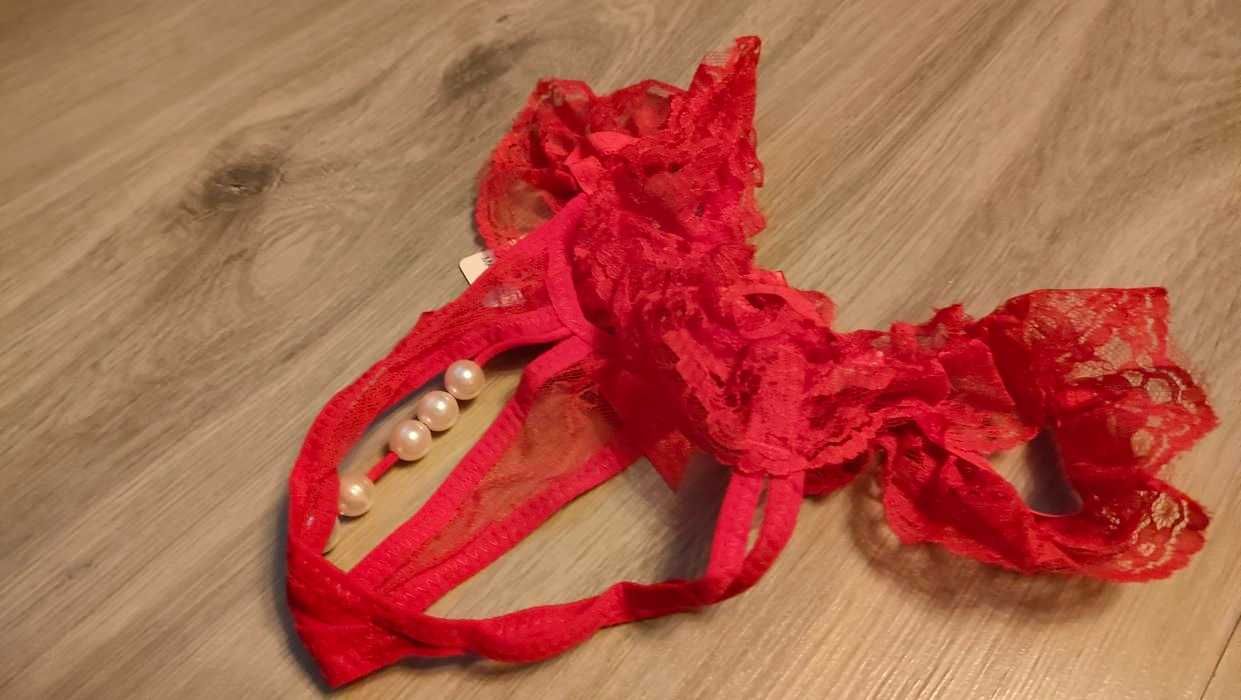 Nowe, czerwone stringi koronkowe z perełkami