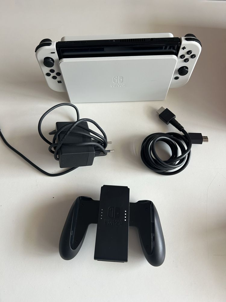 Nintendo Switch OLED + 2 jogos + case - como novo