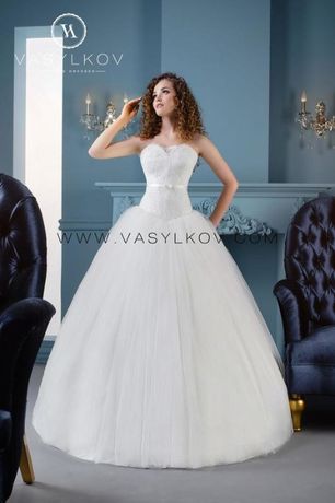 Красива пишна весільна сукня з корсетом
