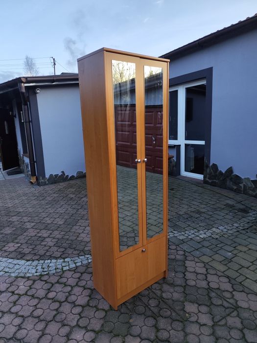 Szafa z lustrem.
