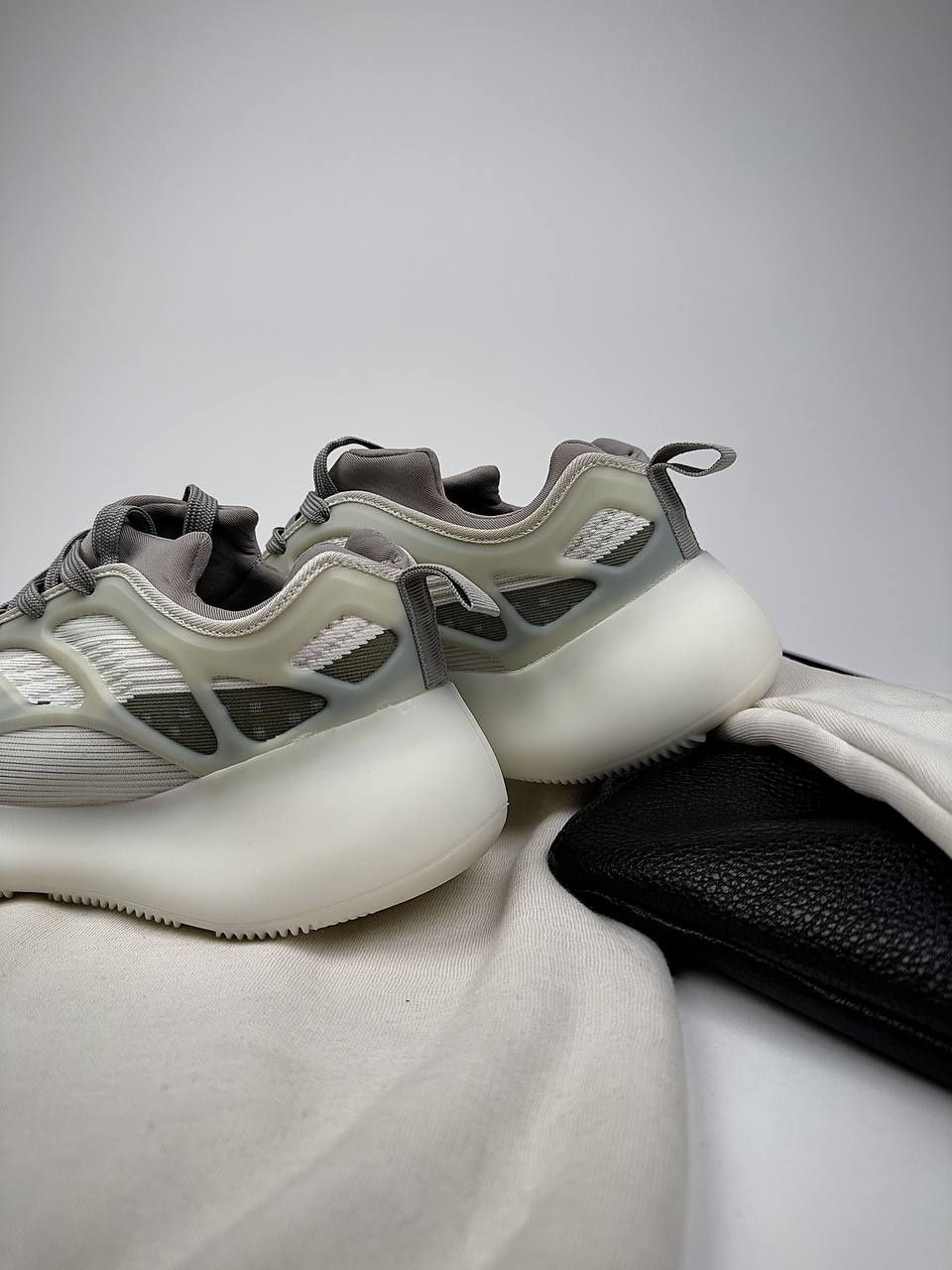 Кросівки чоловічі Adidas Yeezy Білі
Ціна - 1350
• Се