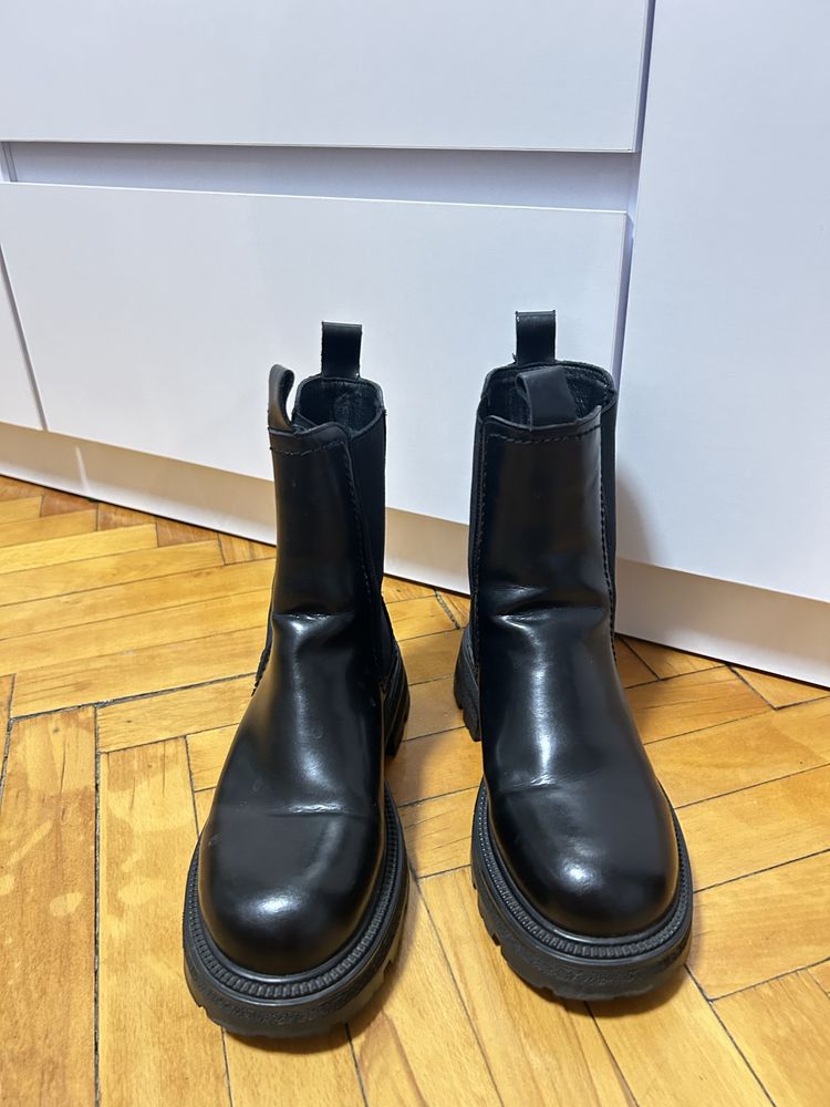 Продам зимние ботинки