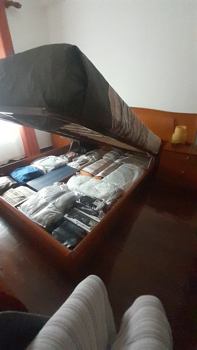 Cama elevatória com colchão mesinhas de cabeceira e comoda