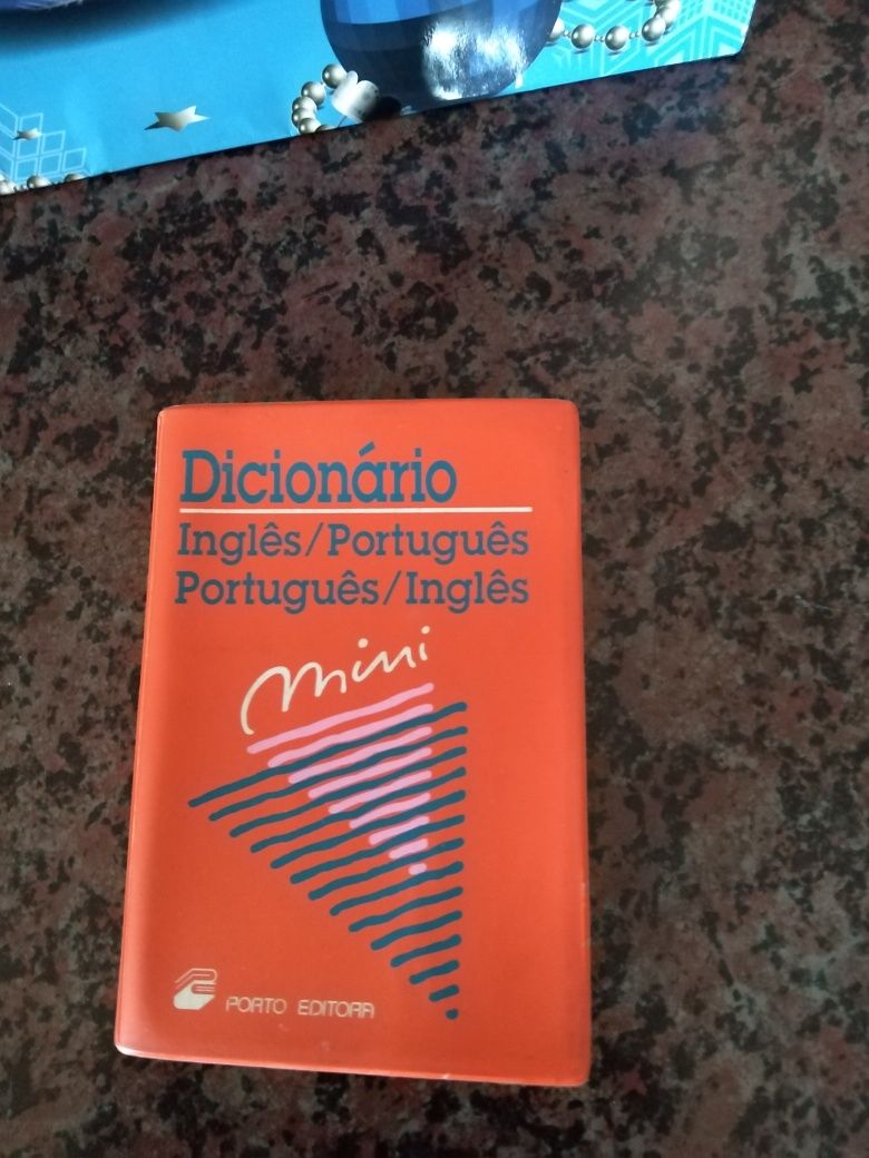 Dicionários, com oferta de saco de natal