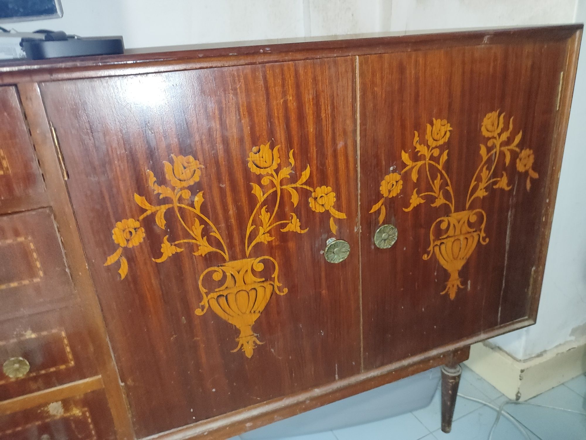 Armário vintage com pequenos toques. Urgente
