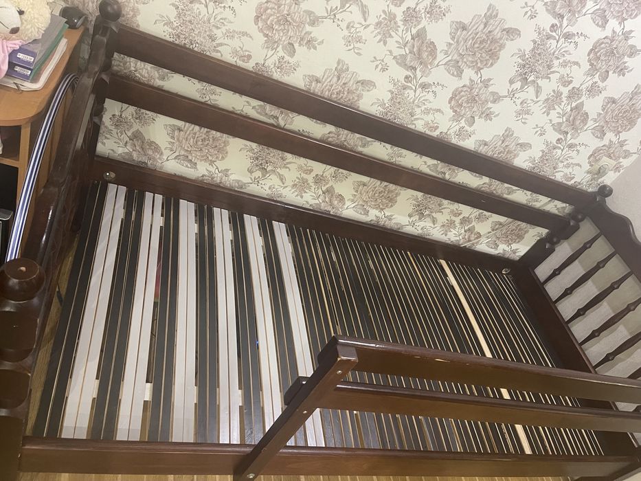 Продам деревяне односпальне ліжко