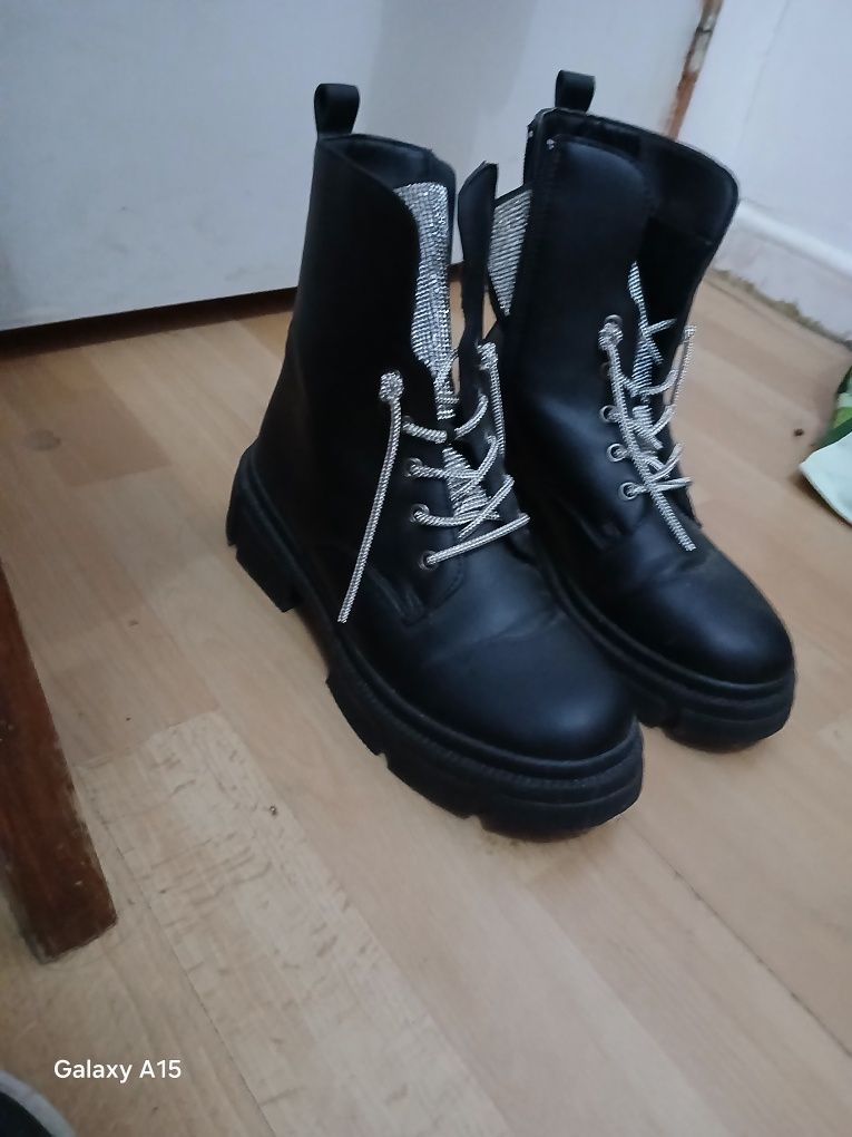 Vendo 2 calças e 1 bota nova