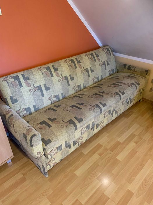 Wersalka  rozkładana z pojemnikiem na pościel.