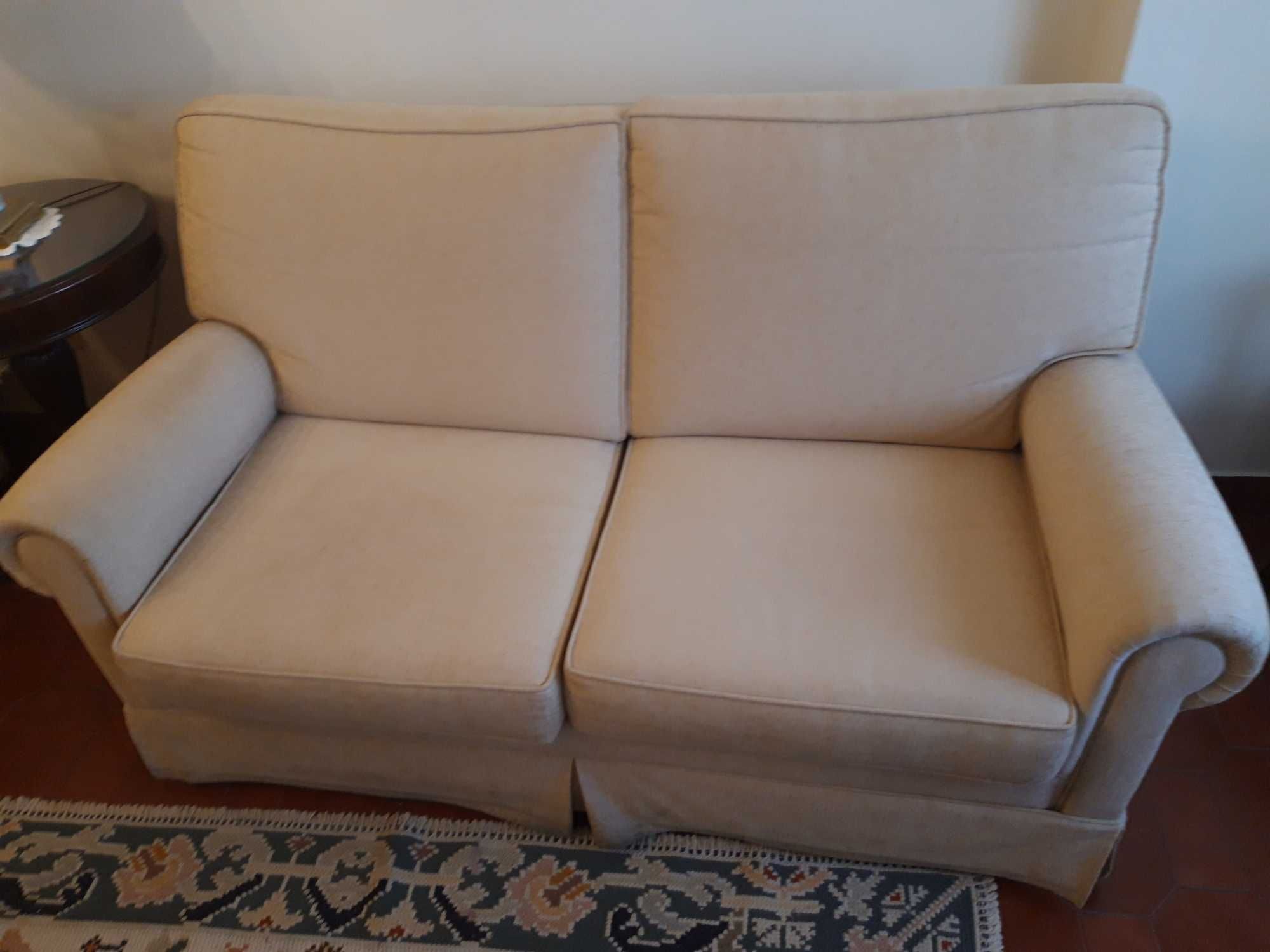 Dois sofas usados, com poucas marcas de uso