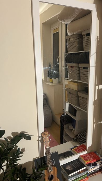 Duże lustro w białej ramie – idealny stan, nowoczesny styl