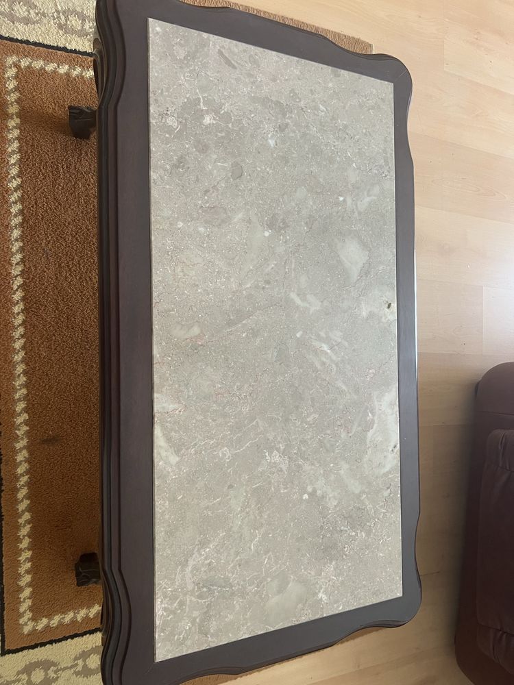 Mesa de centro com tampo em mámore