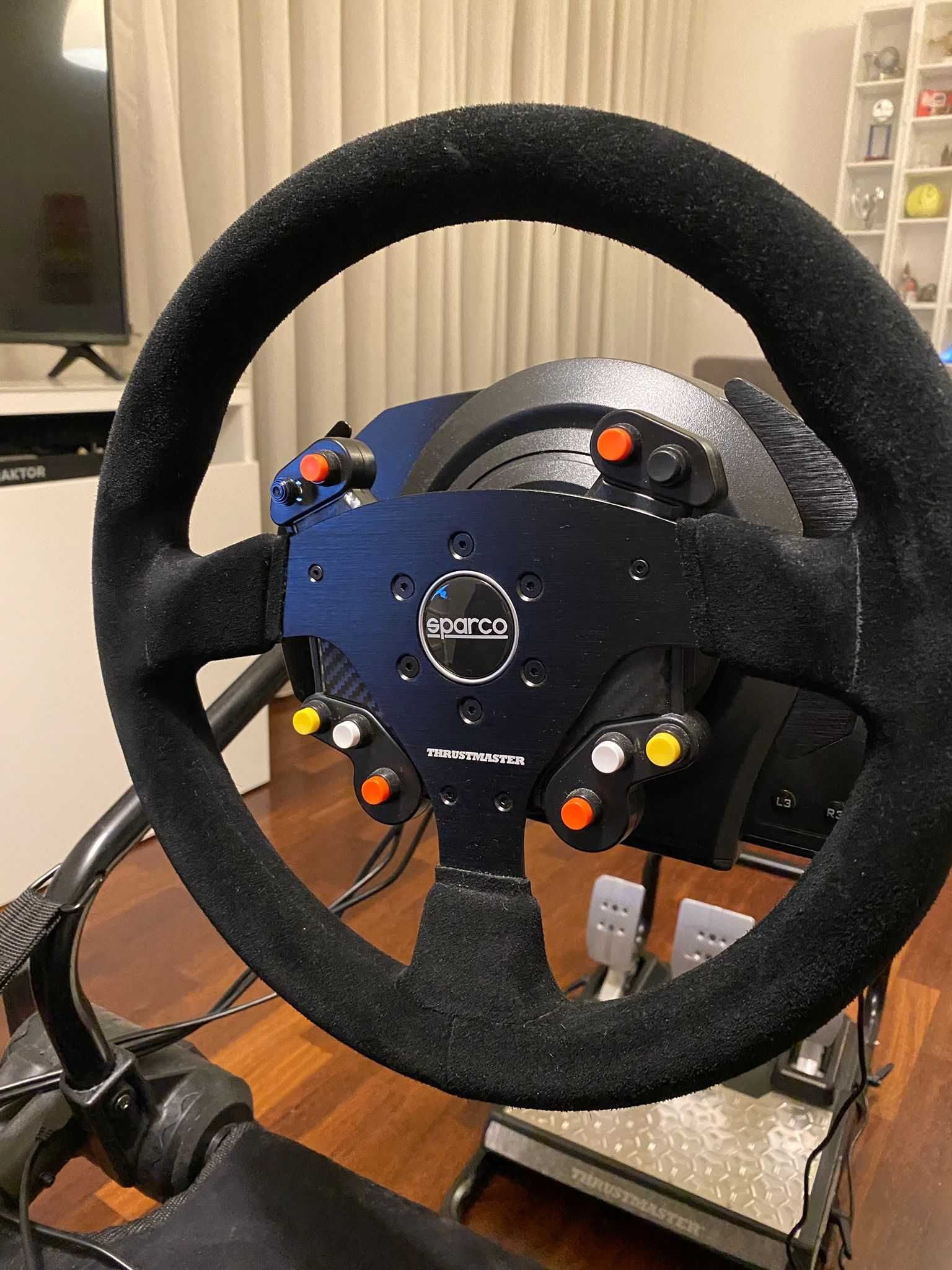 Volante,Base,Mudanças,Pedais e Cadeira -Simulador Thrustmaster Sim Rig