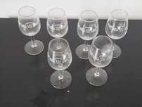 Seis copos de vinho de porto