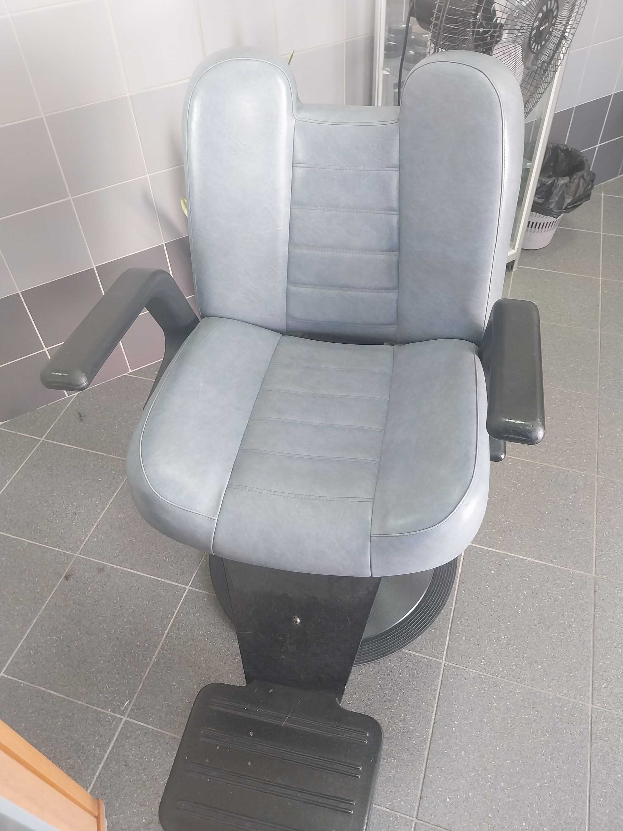 Vendo cadeira de barbearia  e espelhos