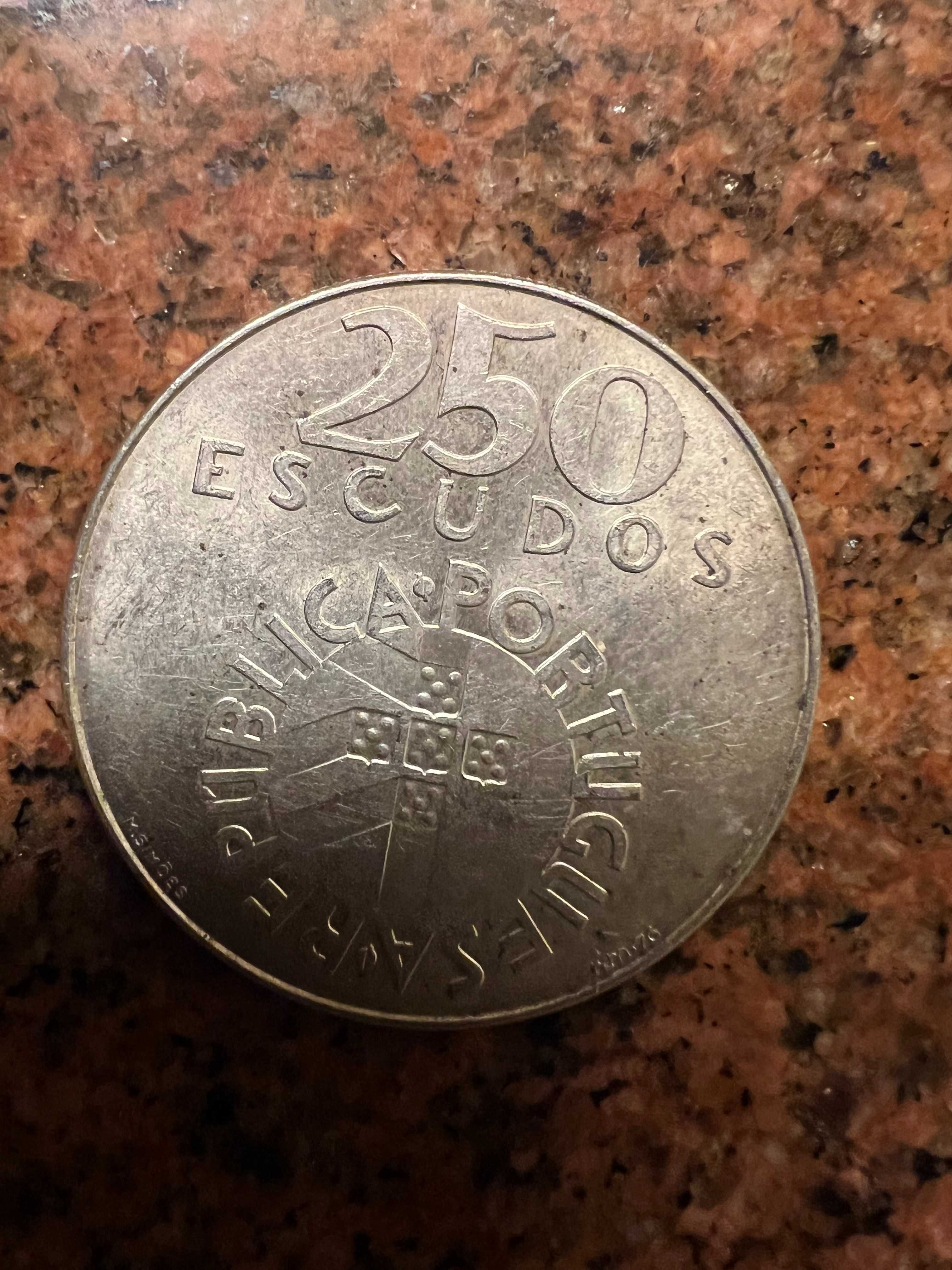 Moedas antigas 2oo escudos/ 25 de Abril