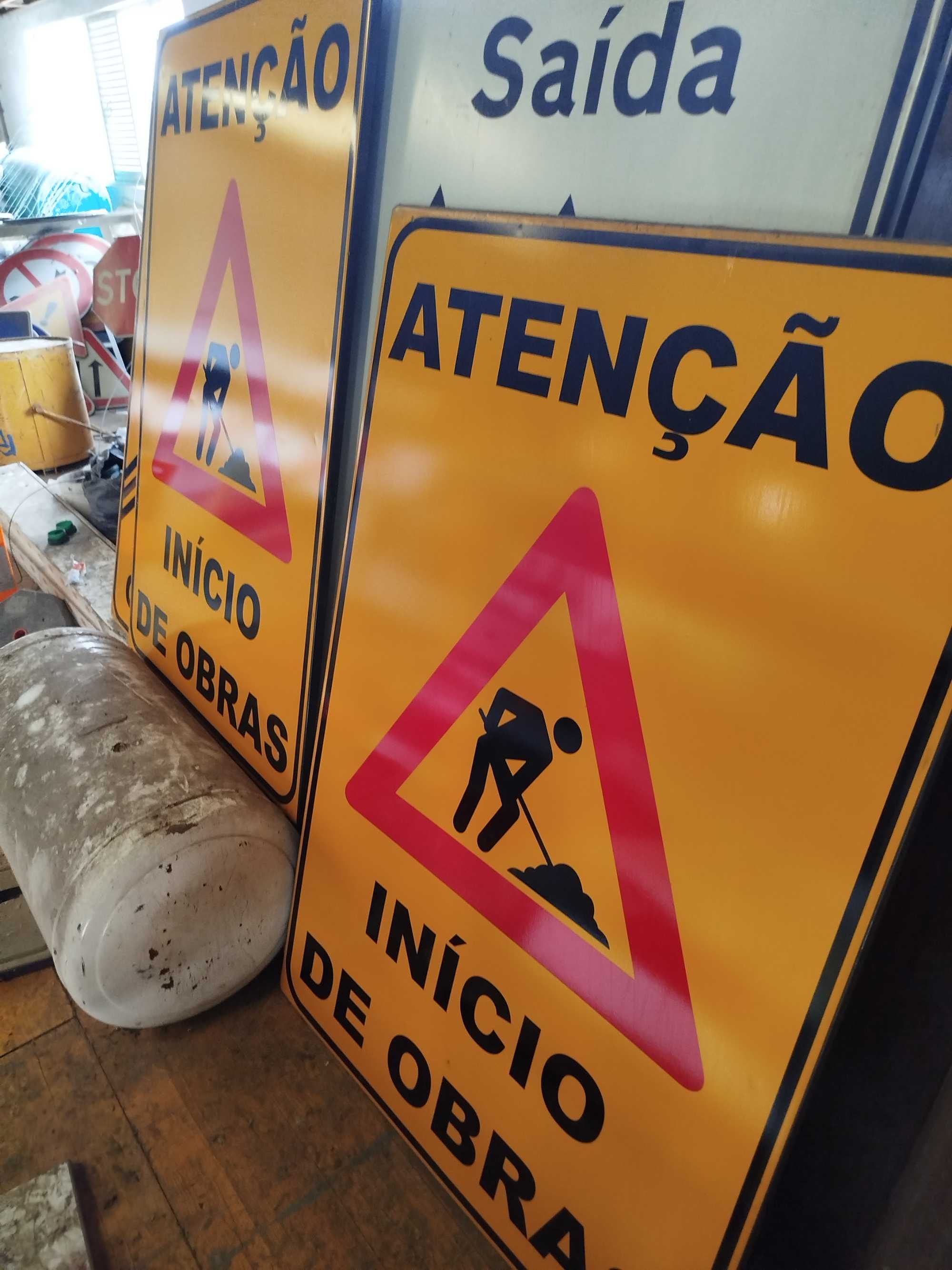 Sinais de transito  e obra diversos