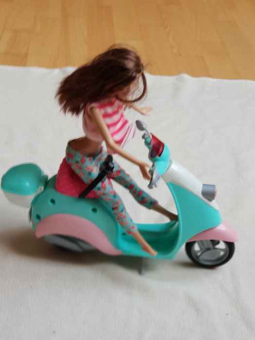 Lalka Barbie na motocyklu