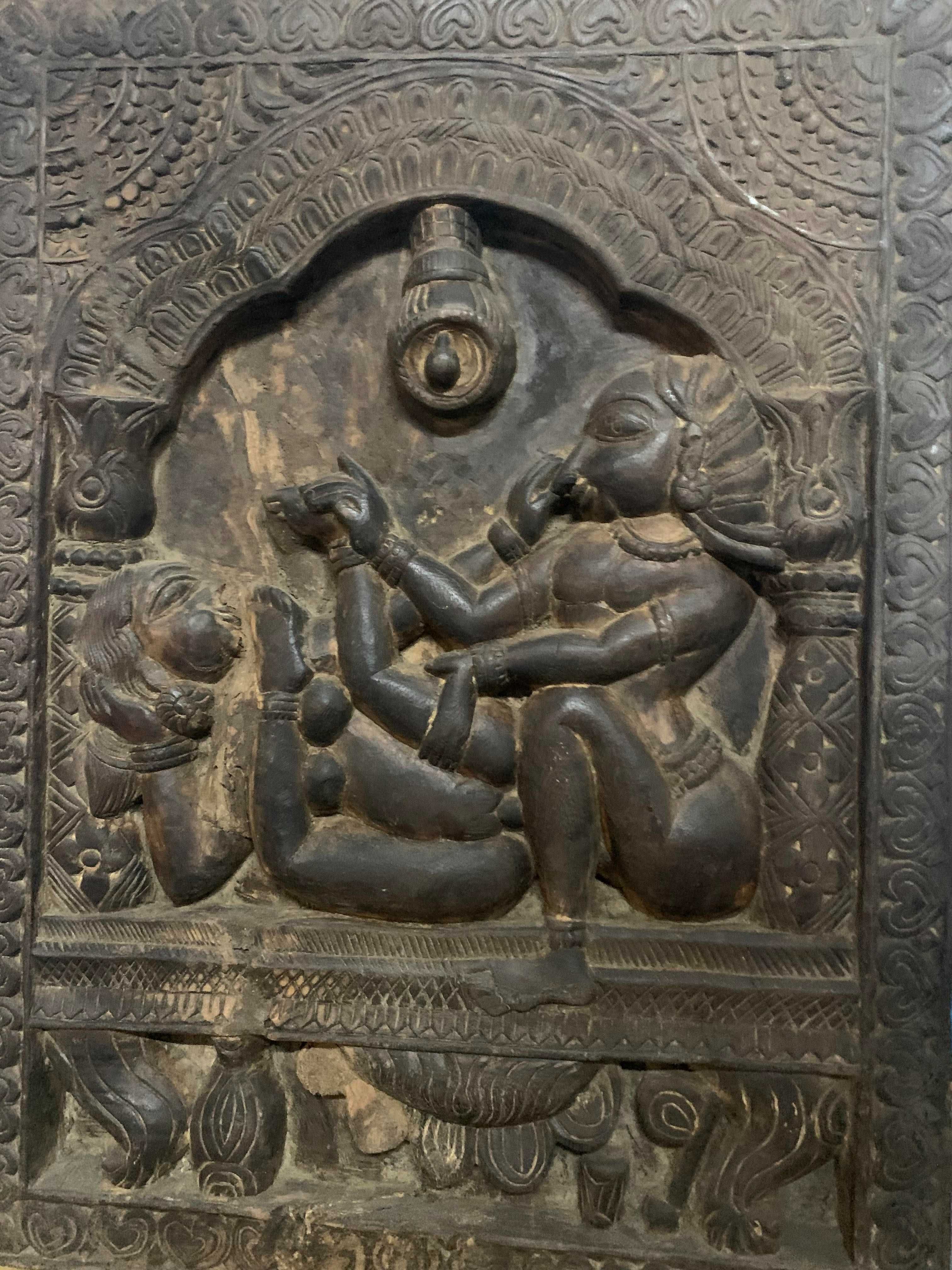Alto-relevo erótico indú inspirado no Kama Sutra do período medieval