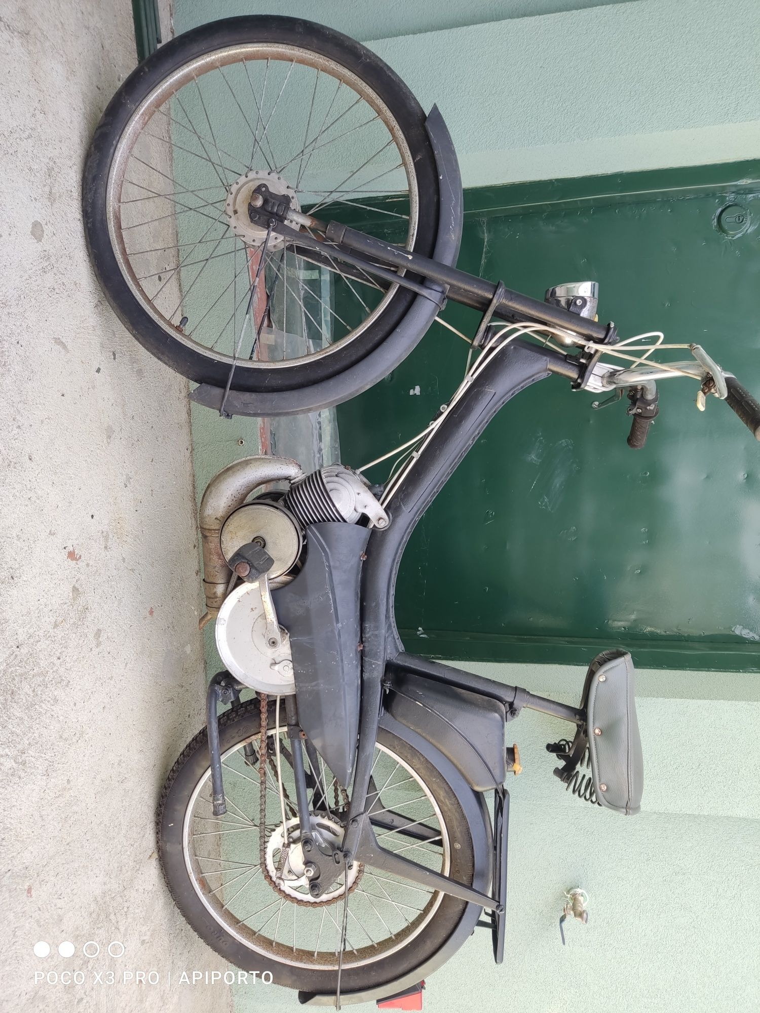 Mobilete (mota e bicicleta)
Toda a funcionar 
Precisa de pintura nova