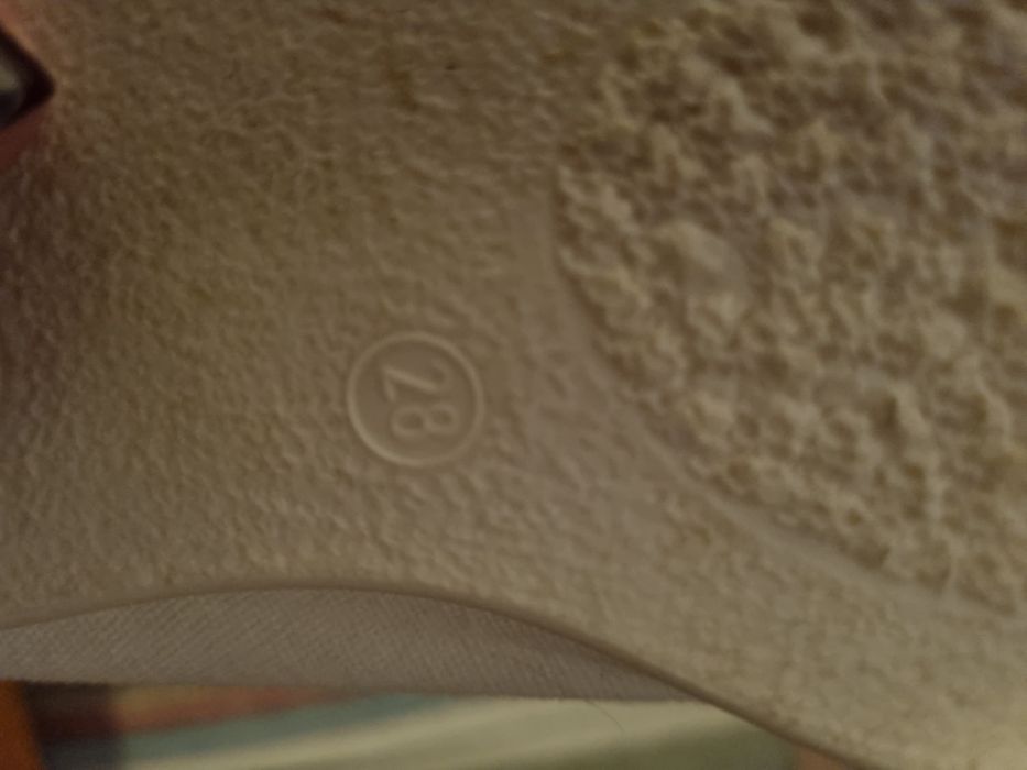 Sapatilhas brancas tamanho 28