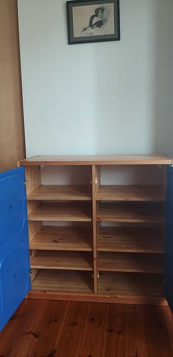 Szafka stojąca z litego drewna z drzwiami z tworzywa