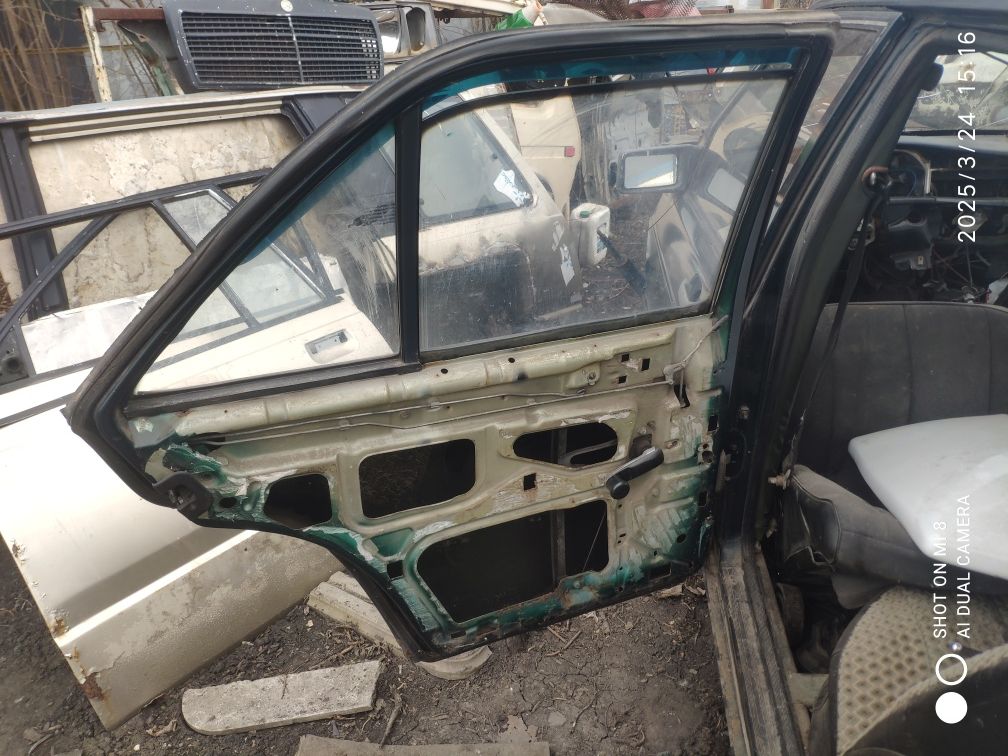 Двери Mercedes 190 w201 Mitsubishi Space Wagon 1986