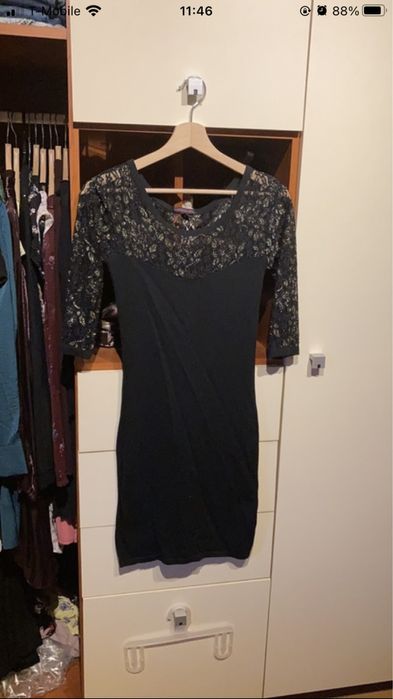 Sukienka sweterkowa z koronką