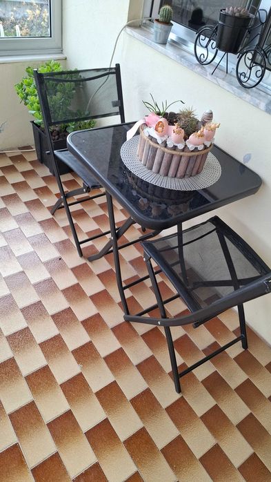 Mesa e duas cadeiras