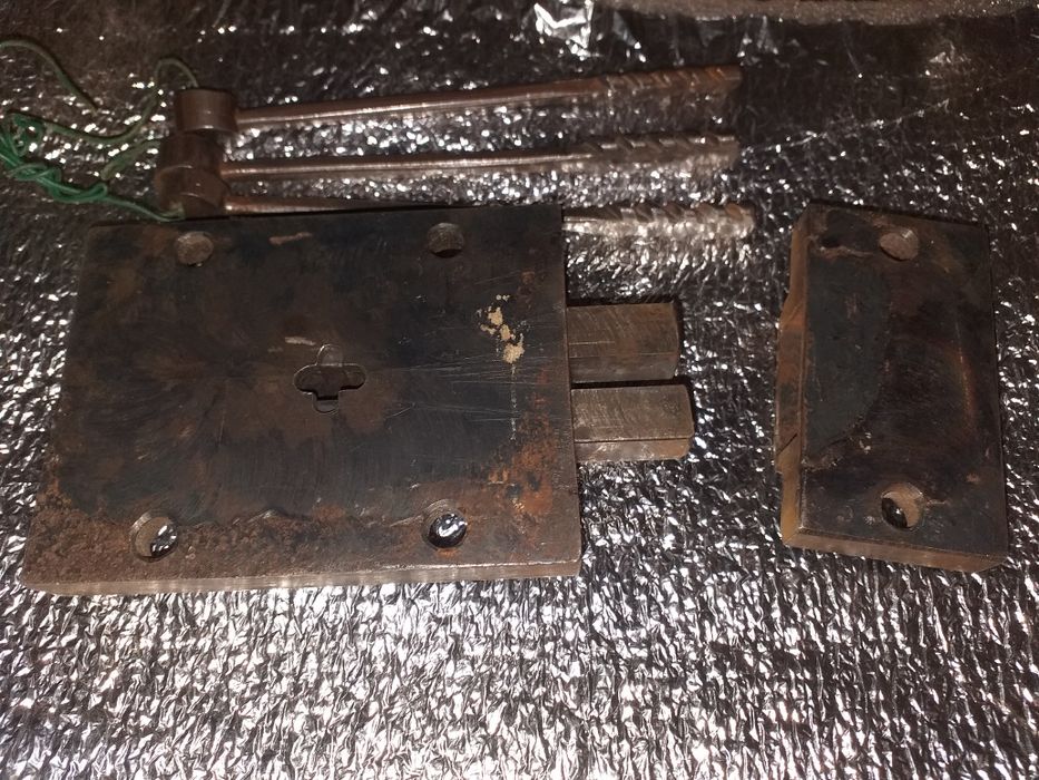 Продам замок на гараж Рейка обратку в металле.