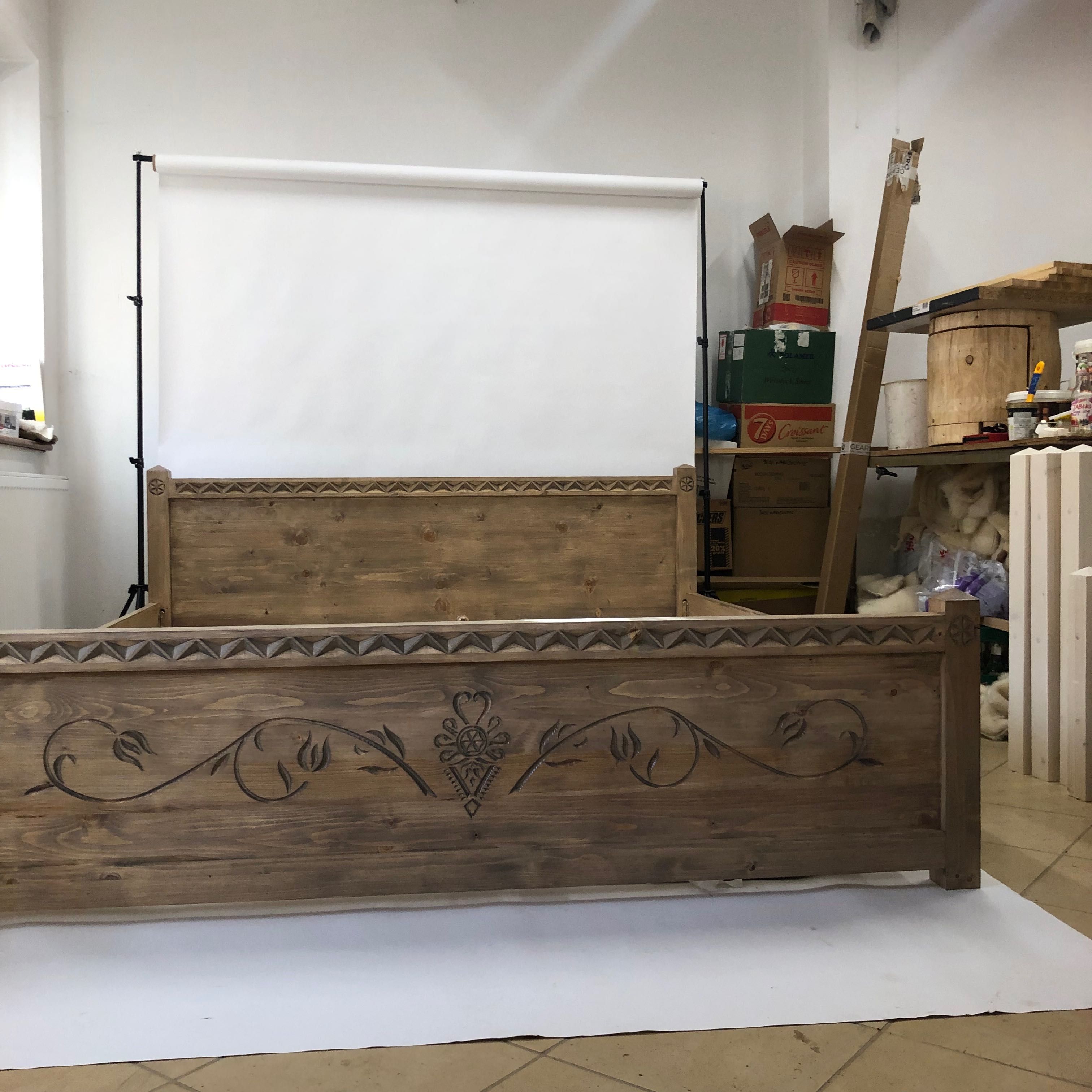Łóżko drewniane w stylu góralskim łóżka w rożnym wymiarze