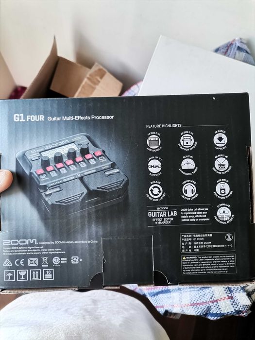 Guitarra Squier Stratocaster, Amplificador e Pedaleira Zoom G1 Four