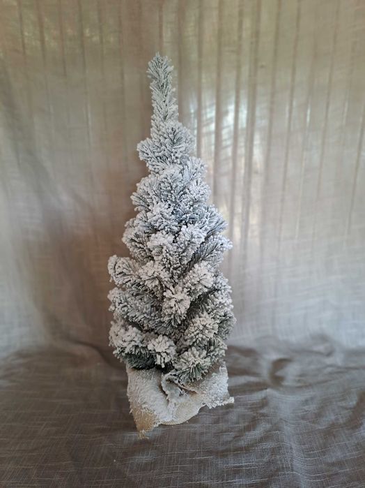 Świąteczne  ozdoby dekoracyjne  śnieżone  stroiki  świąteczne