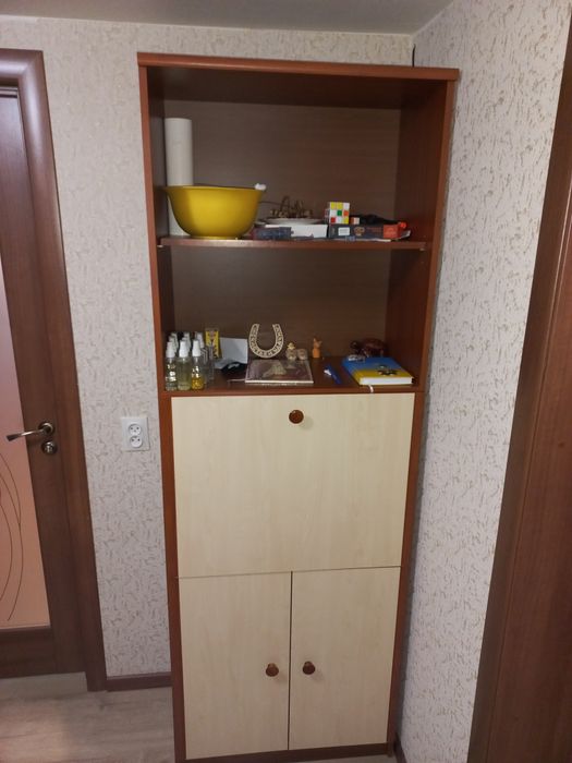 Універсальна шафа робочий стіл/передпокій.