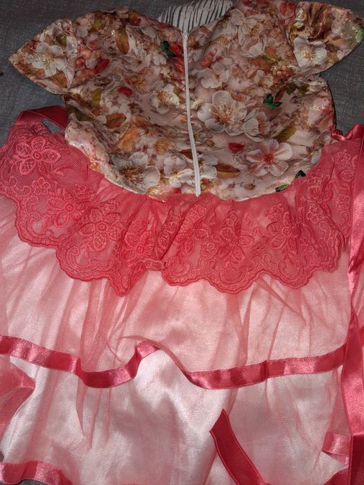 Нарядна сукня для дівчинки, розмір 98, як нова