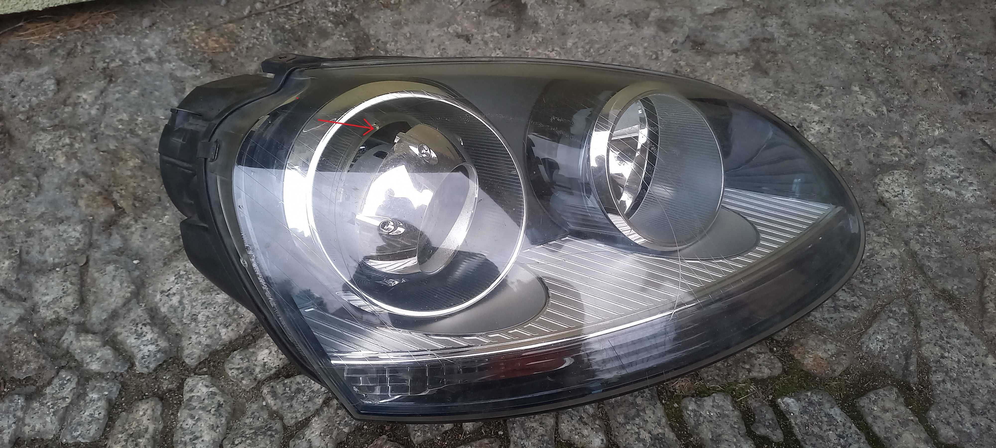 Lampa reflektor prawa przednia VW golf 5 xenon oryginalna używana