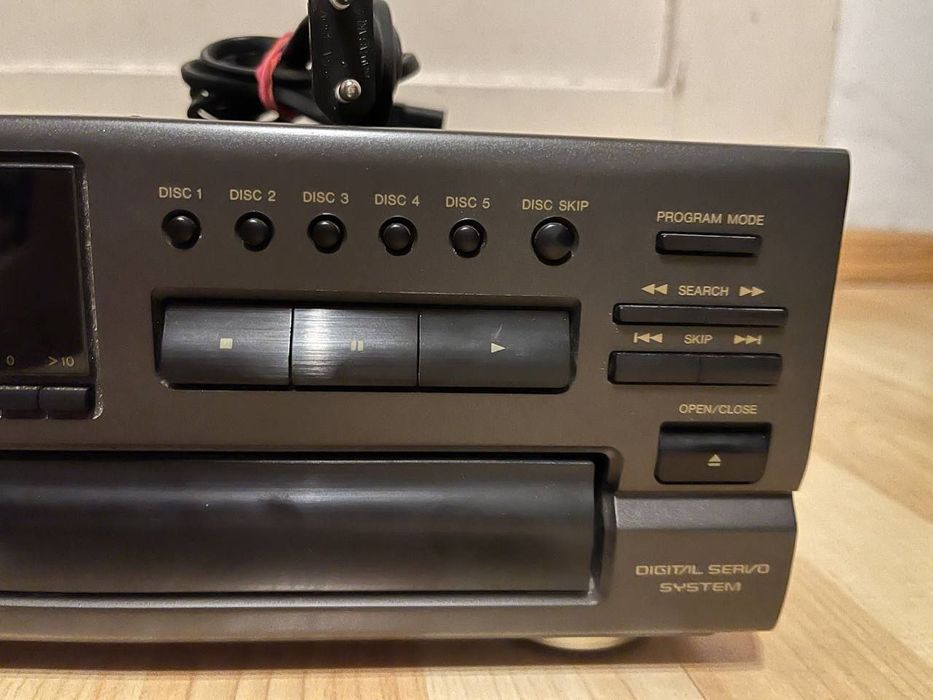 CD-програвач Technics SL PD687 на 5 компакт-дисків з Німеччини