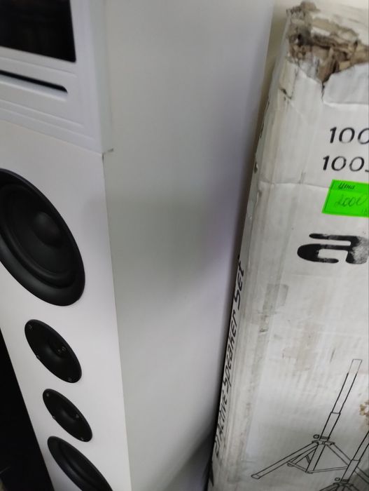 Акустична колонка з чотирма динаміками та функцією блютуз і не тільки