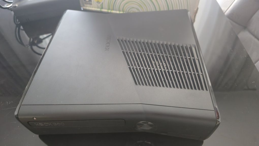 Sprzedam zestaw Xbox 360 + 50 gier