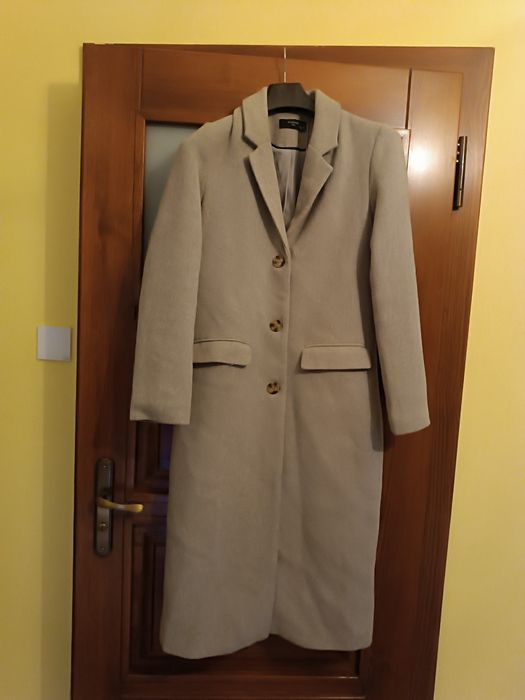 Damski płaszcz w kolorze szarym