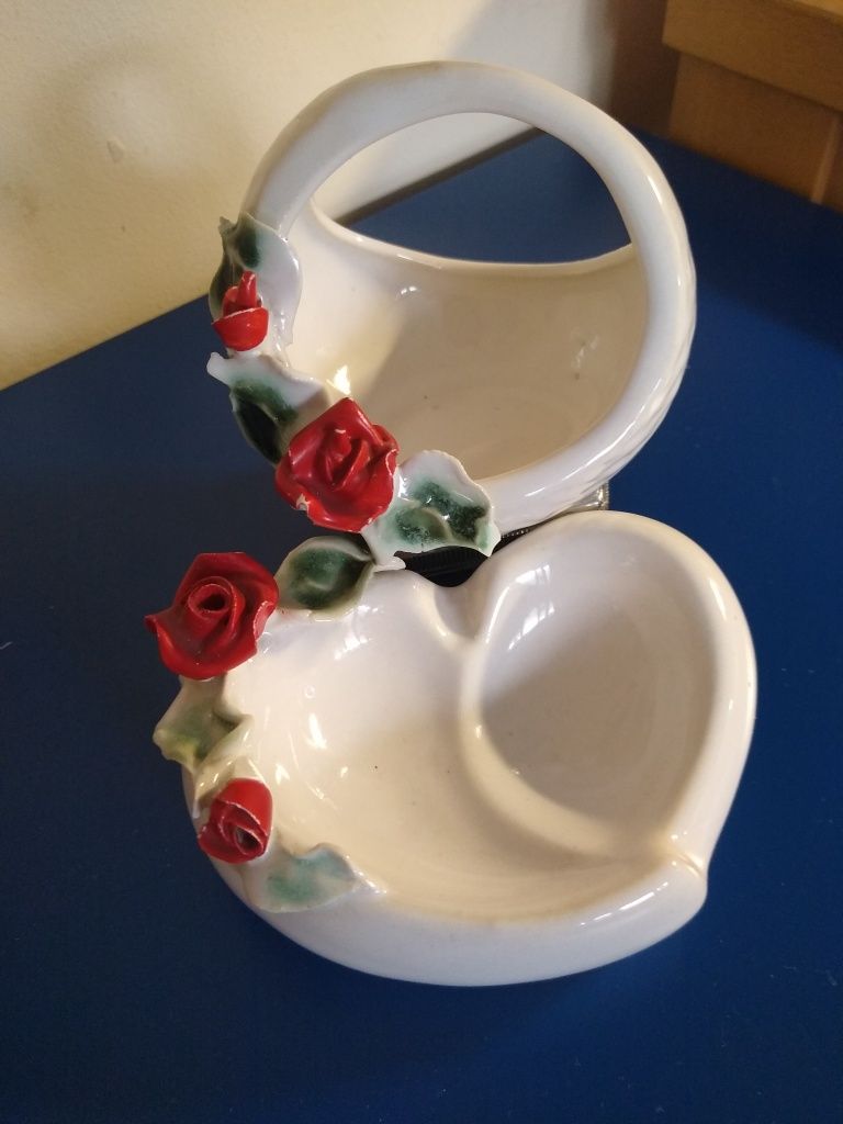 Ceramiczny wazonik, koszyczek i serduszko z różami na biżuterię