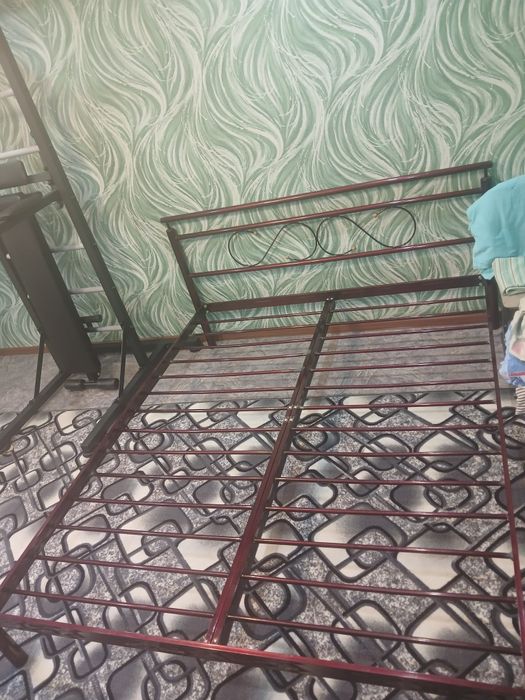 Продам железную 2-х спальную кровать с усиленной планкой по середине