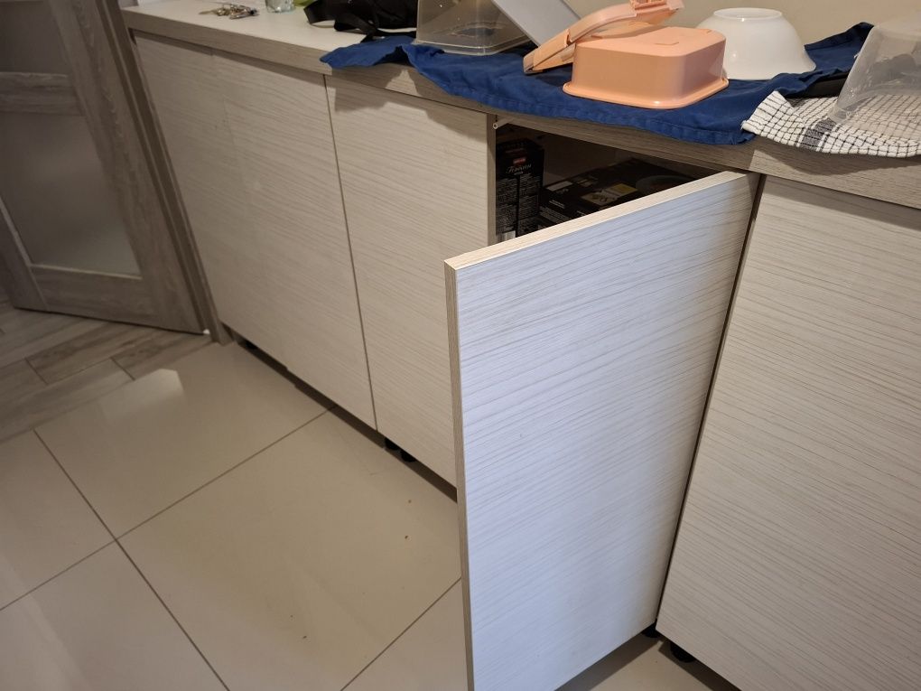 Szafka kuchenna- robiona przez stolarza, rozkręcona do transportu