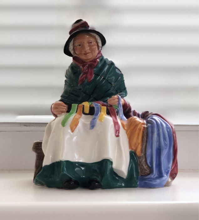 Статуетка  Royal Doulton «Продавчіня стричок»