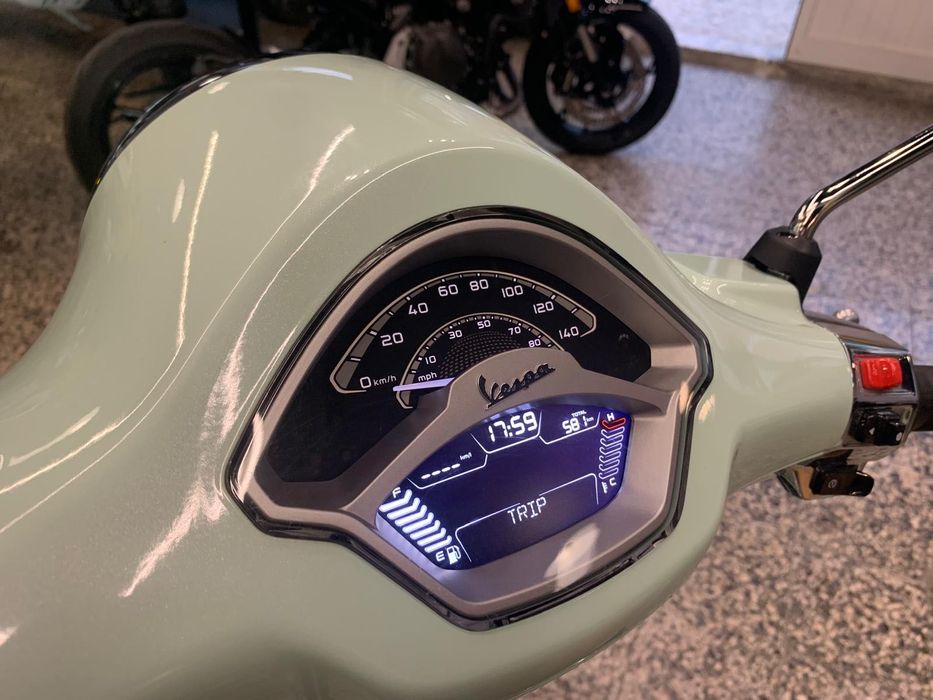 Vespa 125 Primavera Como Nova, com Top Case Vespa, Apenas 528 Kms