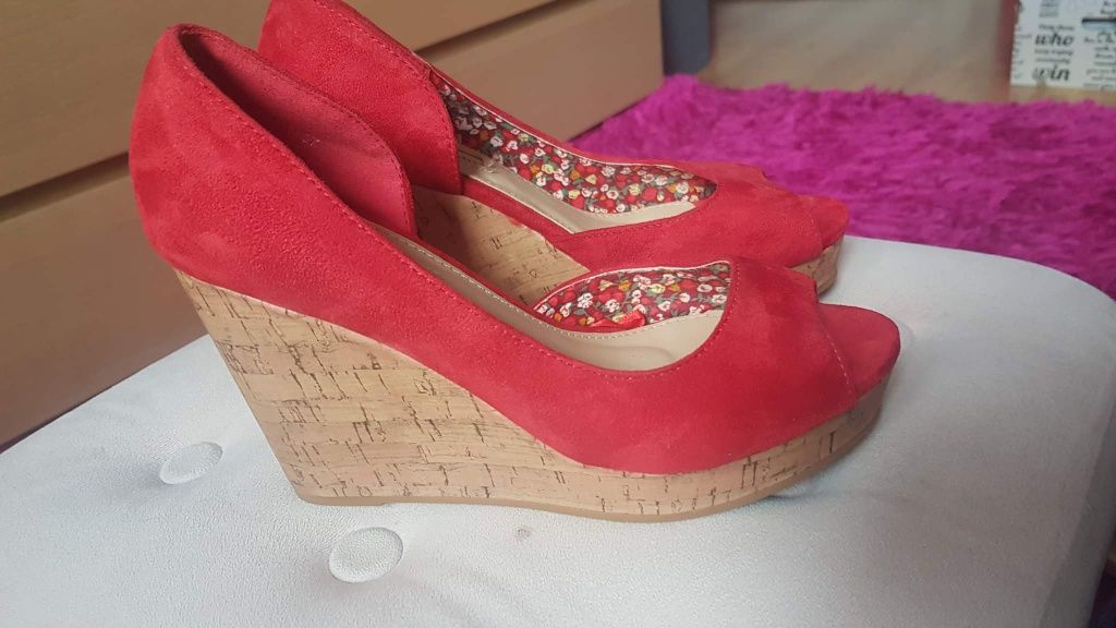 Czerwone buty na koturnie