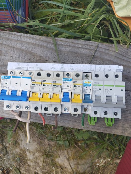 Автомати (однополюсні та трьохполюсні)