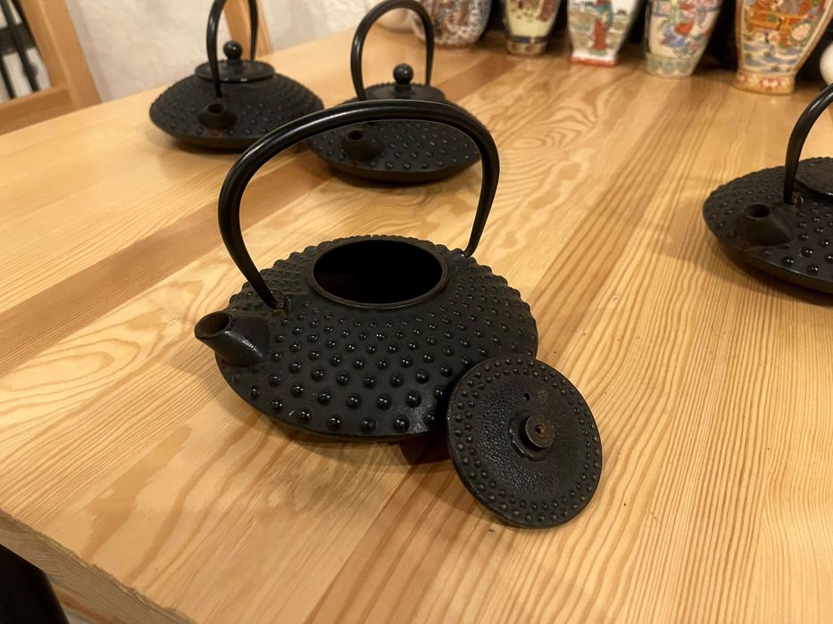 4 czajniki żeliwne i 10 filiżanek - doskonały stan, jak nowe !!!