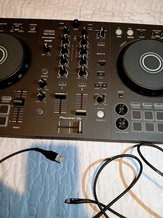 mesa de Mixagem semi nova com caixa de origem ainda na garantia