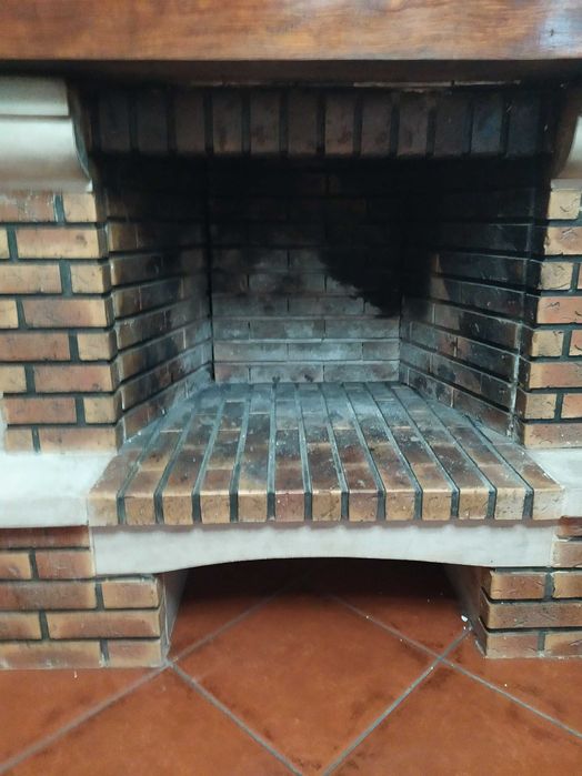 Lareira em muito bom estado pouco usada
