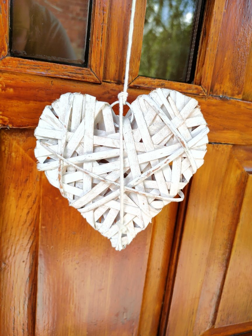 Drewniane białe serca na drzwi